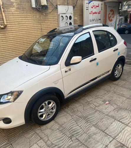 کوئیک آر سفید سقف مشکی مدل ۴۰۲ صفر کیلومتر
