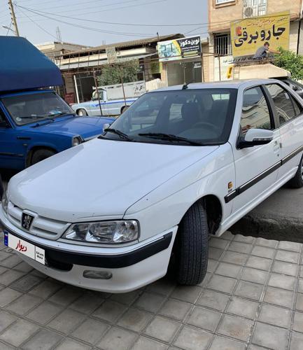 ماشین خیلی تمیز یک کف دست رنگ شده
